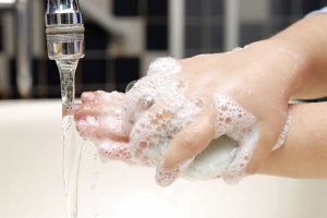 Руки, мыло, вода