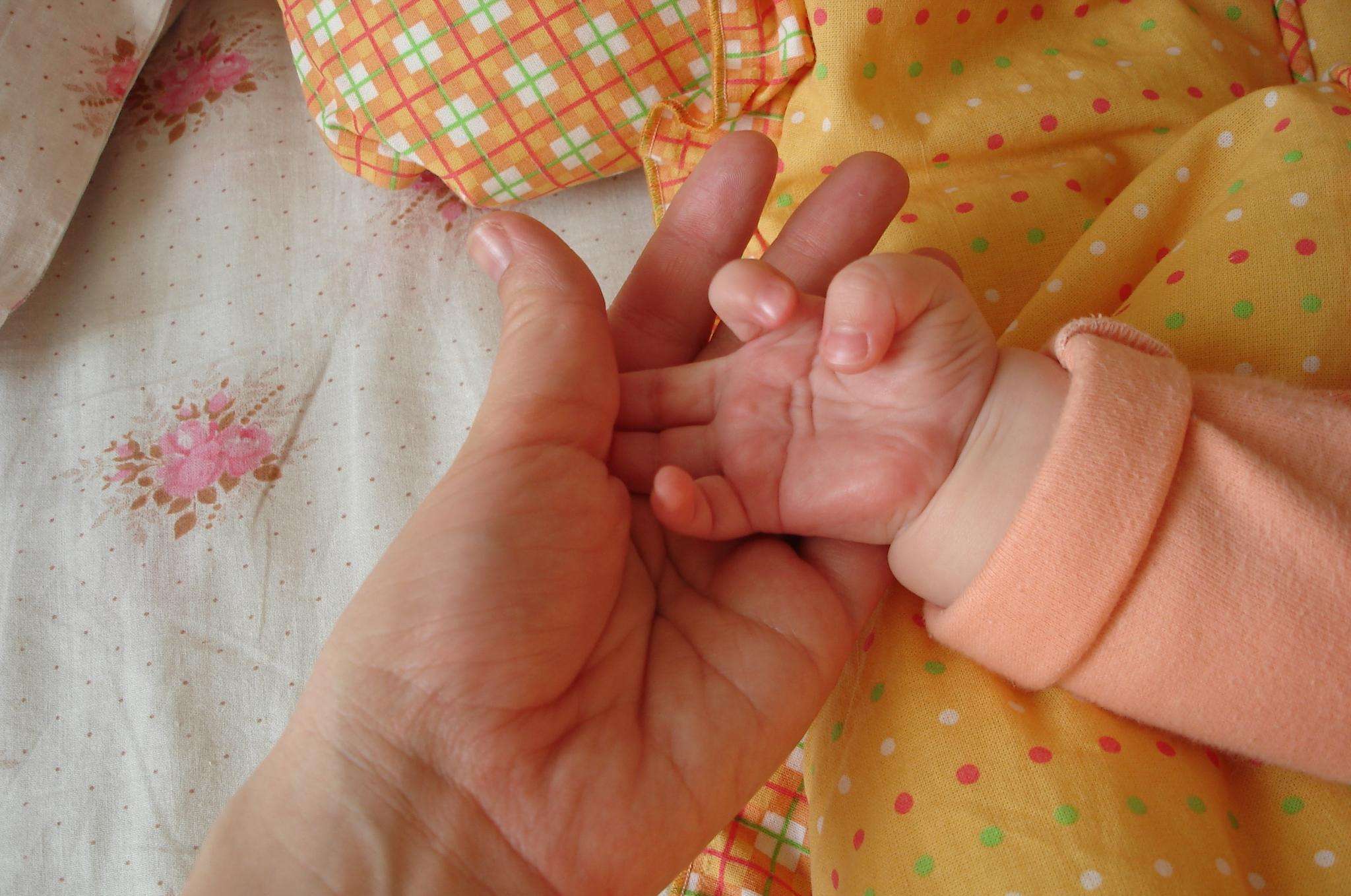 Пальчики грудничков. Ручки новорожденного ребенка. Кукольные ручки у ребенка. Новорожденный на руках. Ладошка младенца.